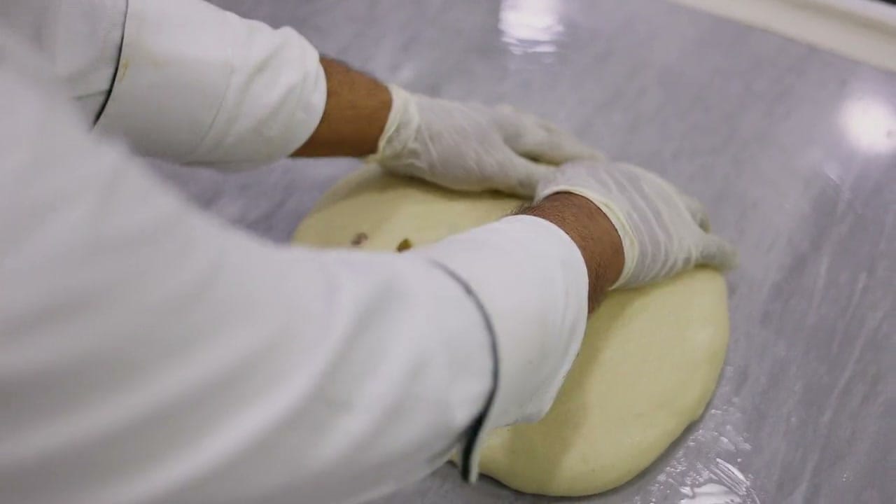 Pizza e focaccia in teglia appena sfornate nel forno Kotit
