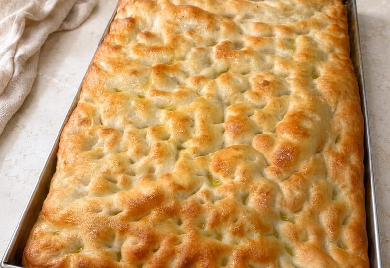 Teglia di focaccia alta e soffice con sale grosso