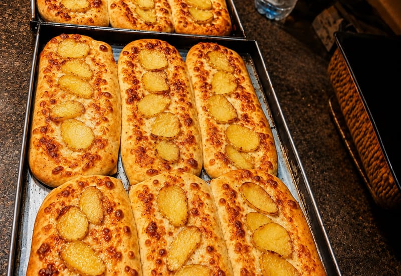 Lingua di focaccia con patate a fette dorate, all'ingrosso a Milano
