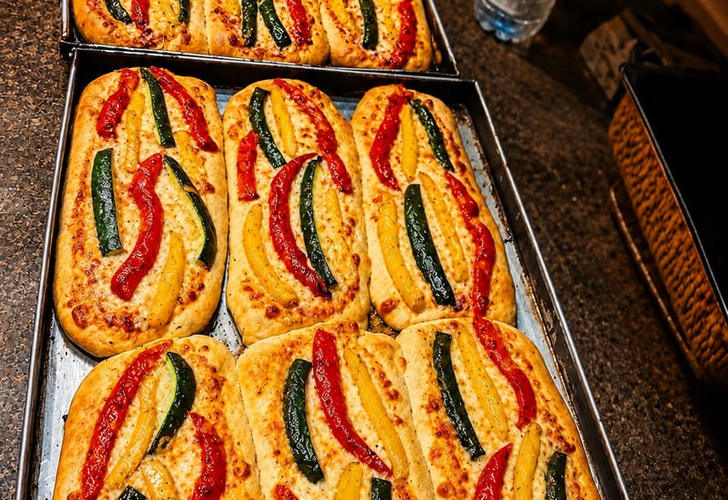 Lingua di focaccia con verdure, zucchine e peperoni, all'ingrosso a Milano