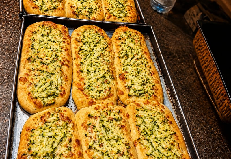 Lingua di focaccia alle zucchine grattugiate e formaggio, all'ingrosso a Milano