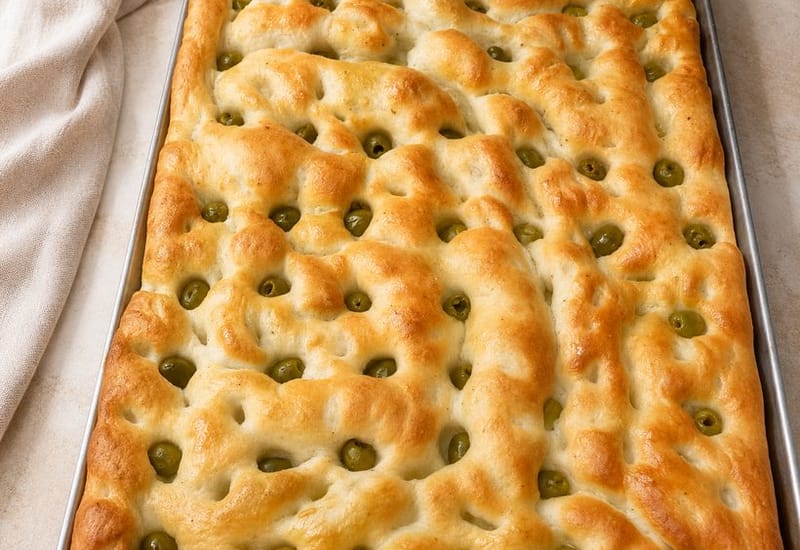 Teglia di focaccia con olive verdi