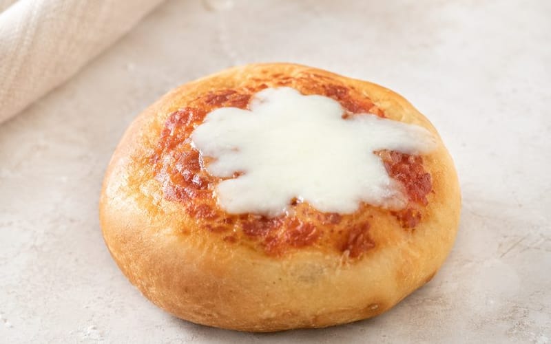 Pizzette del banco con pomodoro e mozzarella, vendute all'ingrosso a Milano