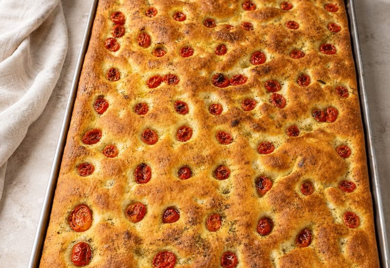Teglia di focaccia con pomodorini e origano